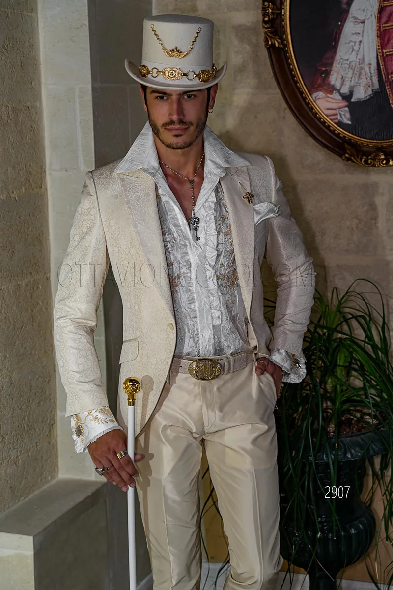 Abito cerimonia beige stile steampunk, giacca in jacquard e pantalone in tinta 2