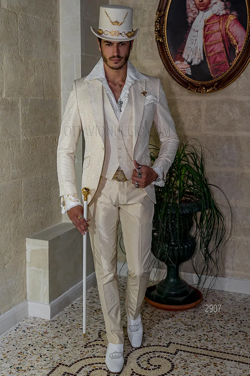 Abito cerimonia beige stile steampunk, giacca in jacquard e pantalone in tinta – fi