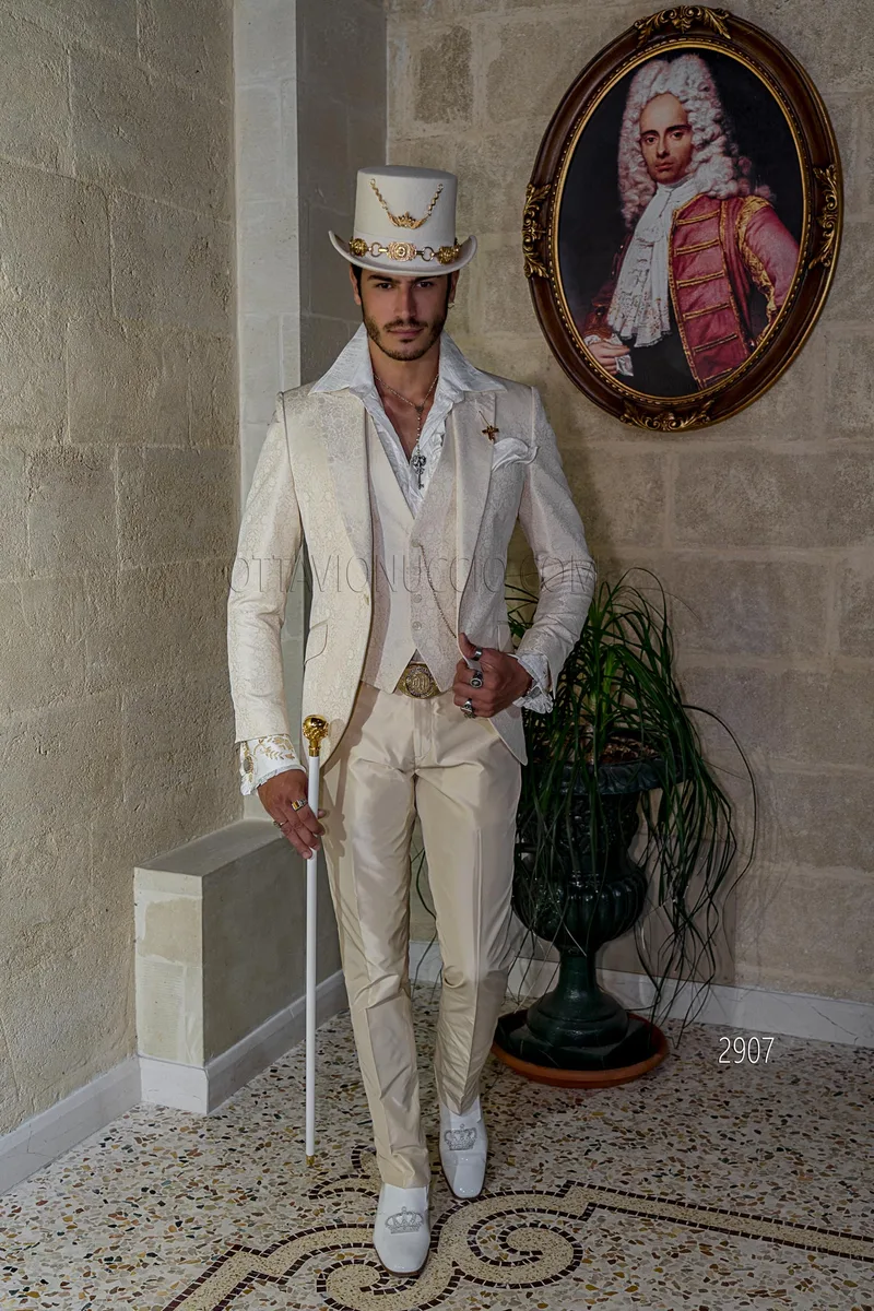 Abito cerimonia beige stile steampunk, giacca in jacquard e pantalone in tinta 4