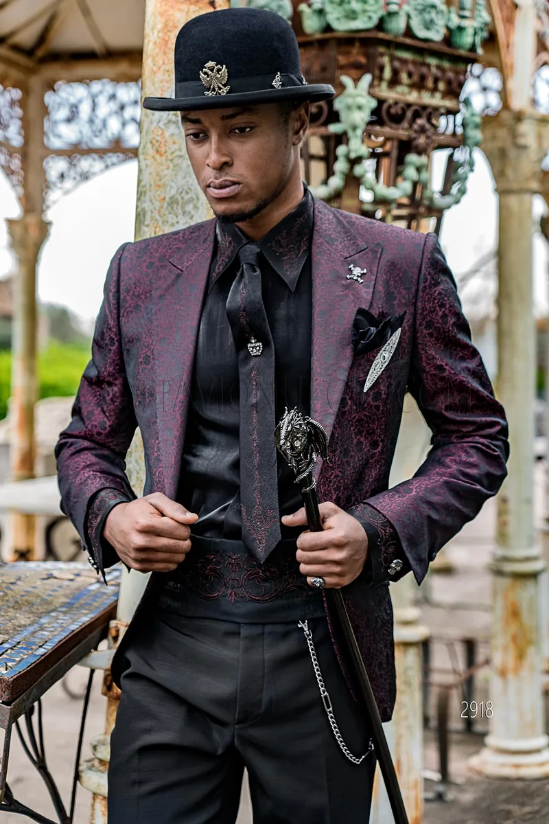 Abito cerimonia uomo con giacca damascata nero e bordeaux e pantalone nero 1