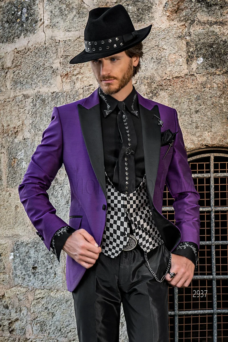Giacca cerimonia moda viola, pantalone nero, gilet disegno “a scacchi” – pa