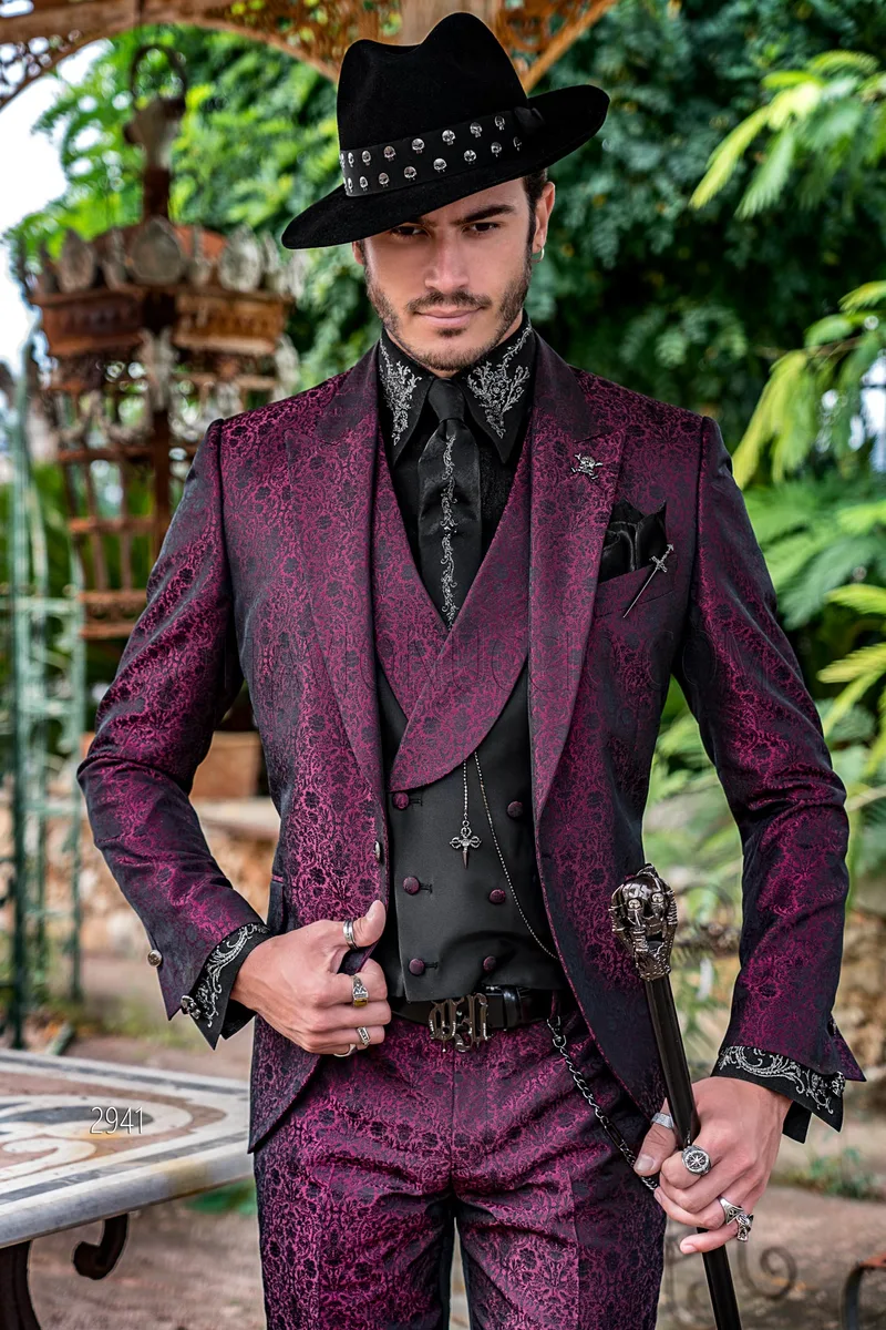 Abito uomo damascato fucsia con gilet abbinato per cerimonie in stile gotico 1