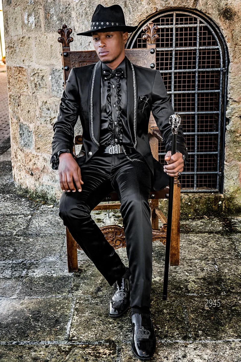 Smoking uomo in raso nero con greca bianca per uno stile moderno – fi