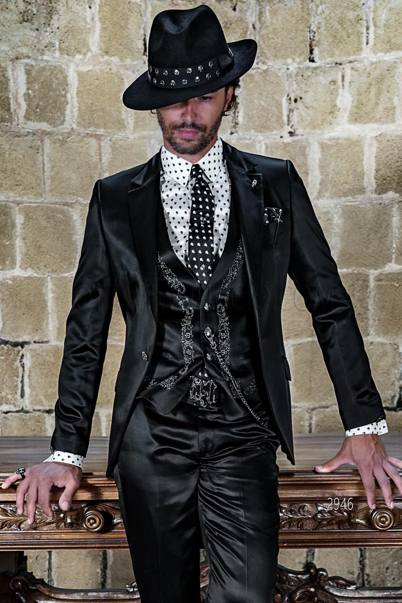 Abito cerimonia moda in tessuto lucido nero e gilet con ricamo argento – pa