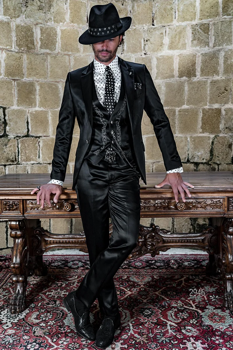 Abito cerimonia moda in tessuto lucido nero e gilet con ricamo argento – fi