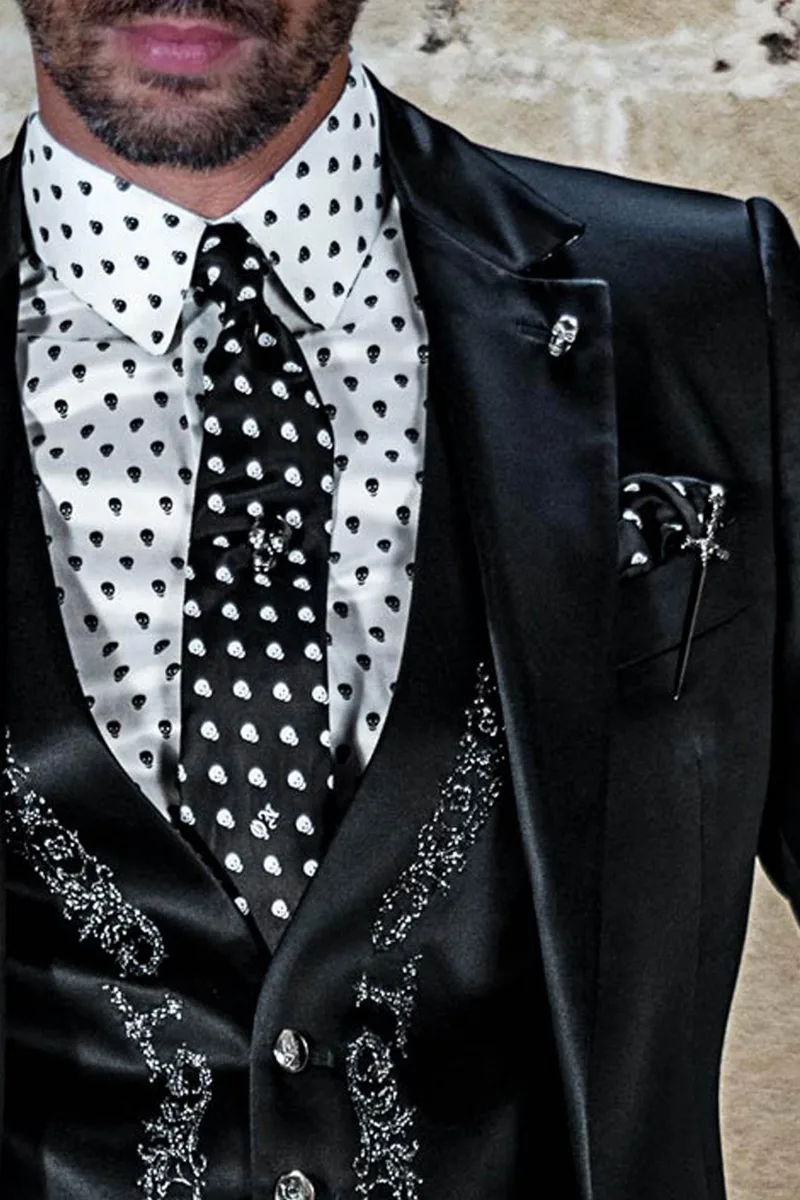 Abito cerimonia moda in tessuto lucido nero e gilet con ricamo argento 3