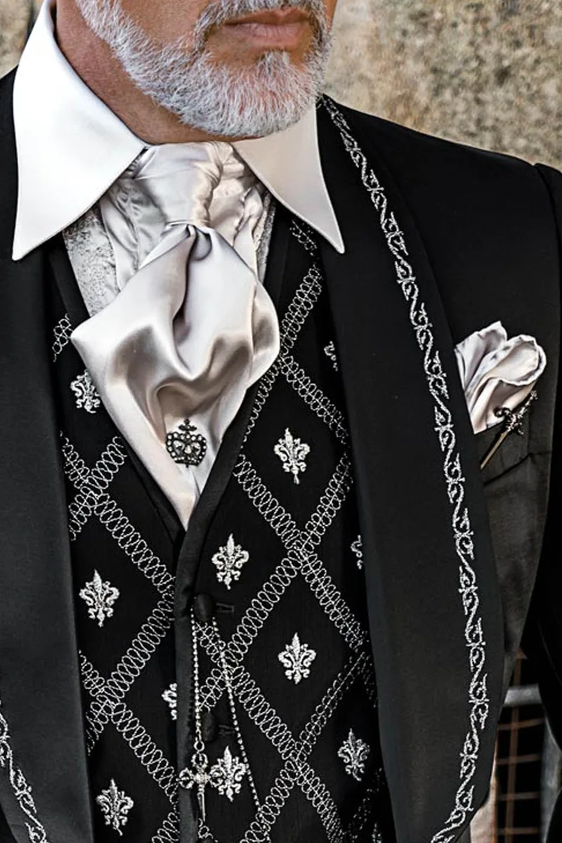 Smoking cerimonia in raso nero con ricamo argento per uno stile moderno 3