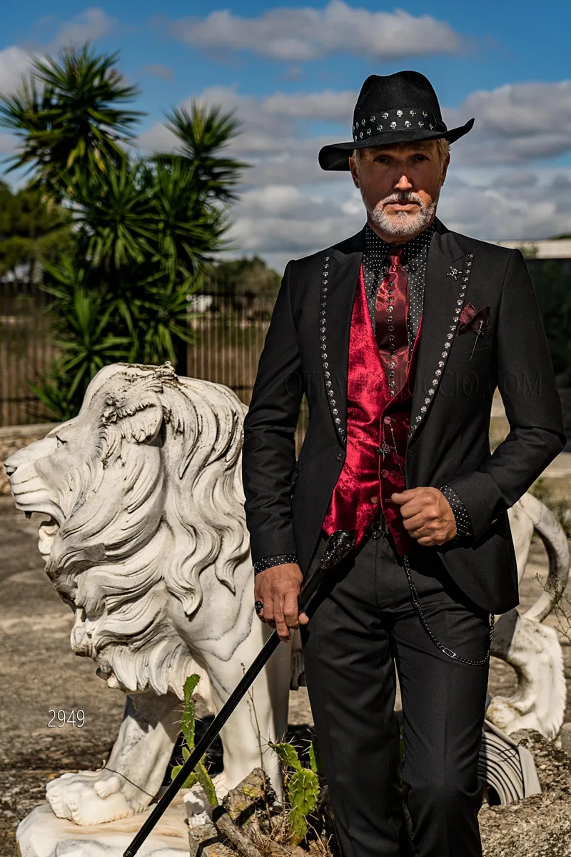 Abito stile steampunk nero con applicazioni a forma di teschio 1
