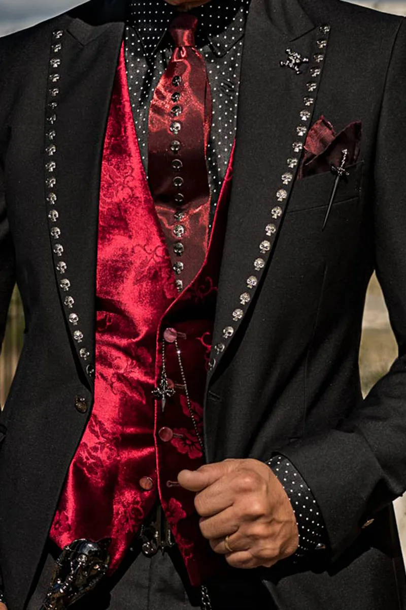 Abito stile steampunk nero con applicazioni a forma di teschio 2