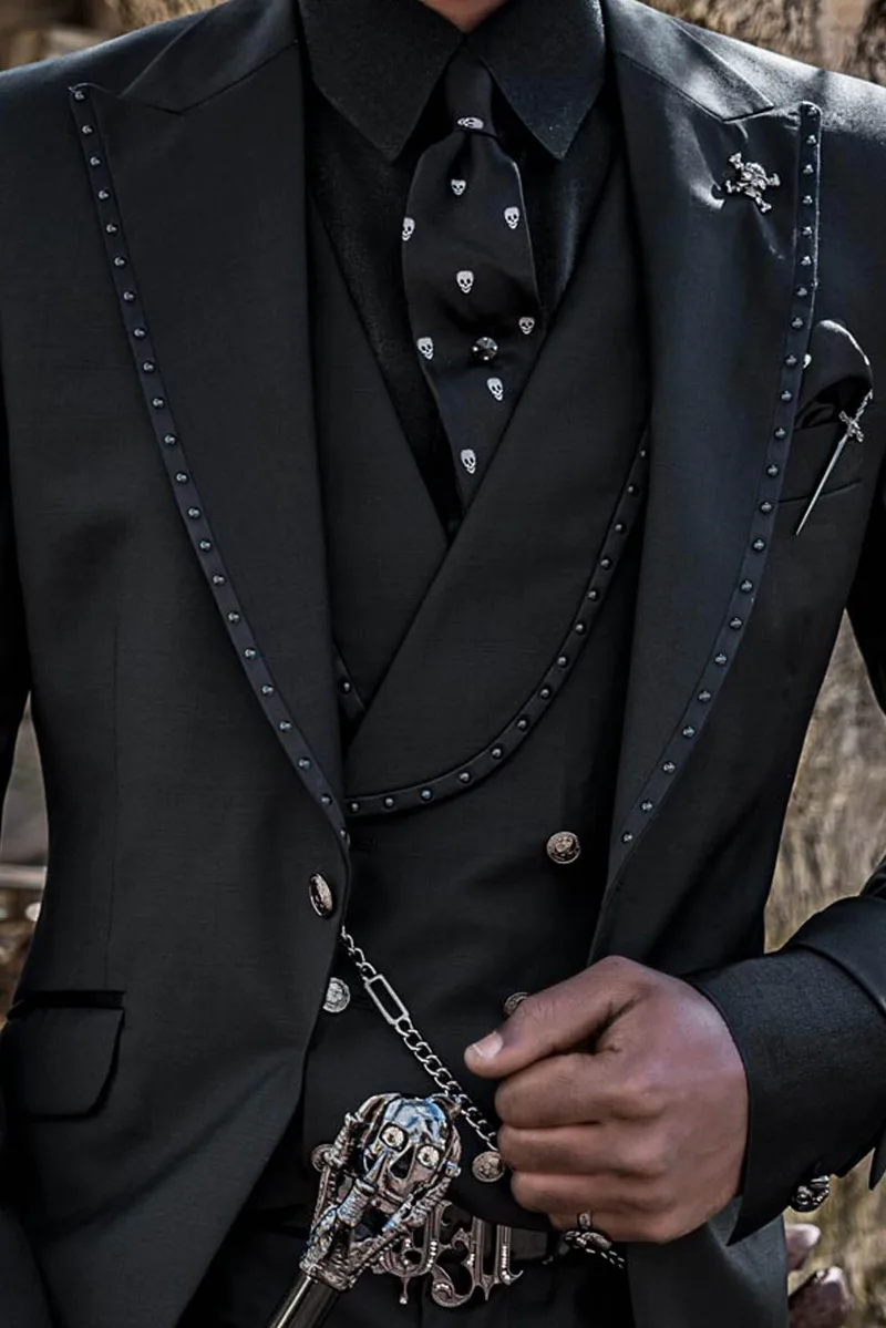 Abito uomo stile steampunk moderno fresco lana nero con borchie sul rever 2