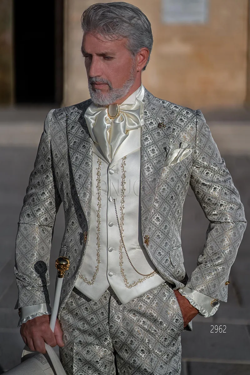 Abito cerimonia stile barocco grigio con gilet in raso bianco e ricamo oro 1