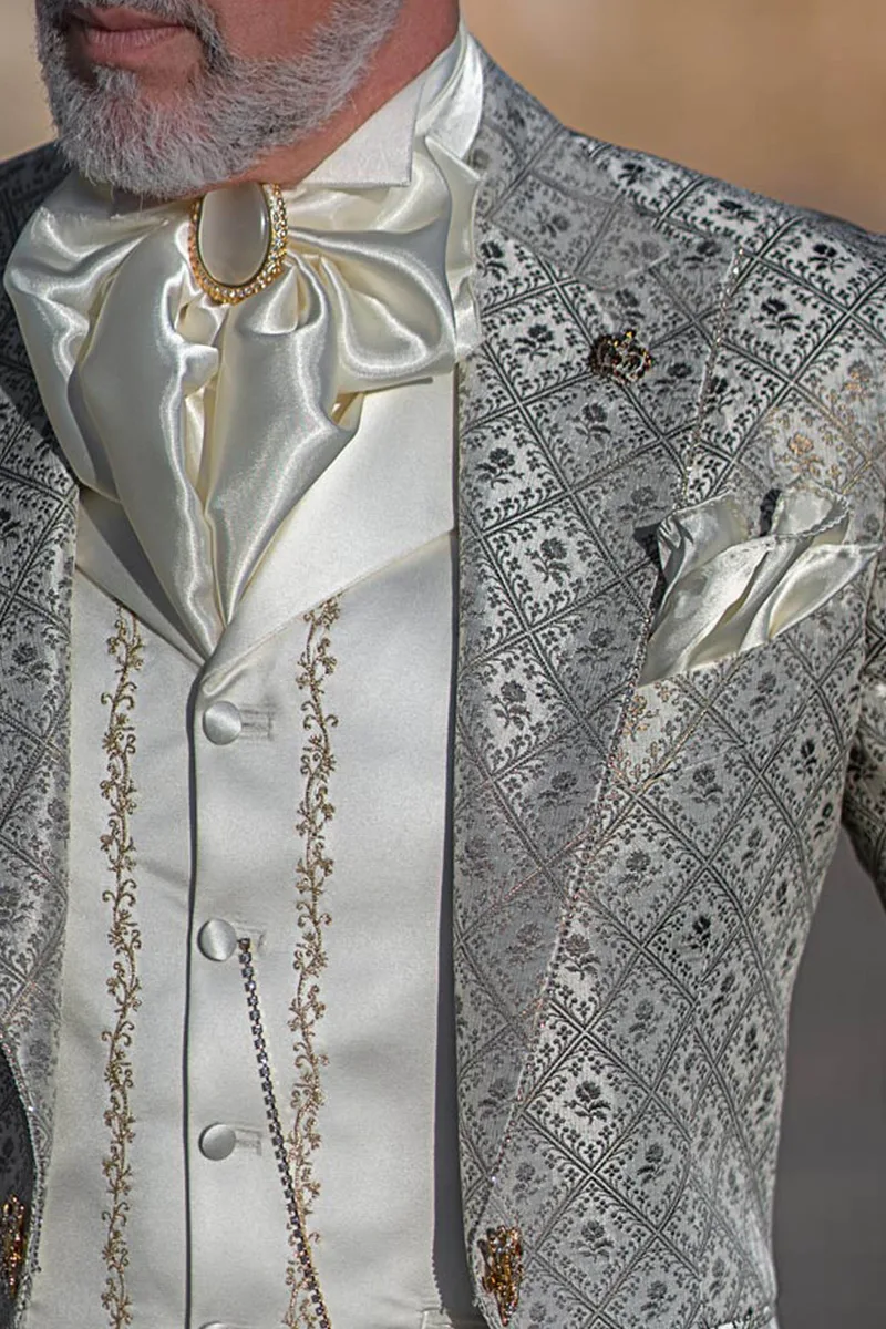 Abito cerimonia stile barocco grigio con gilet in raso bianco e ricamo oro 2