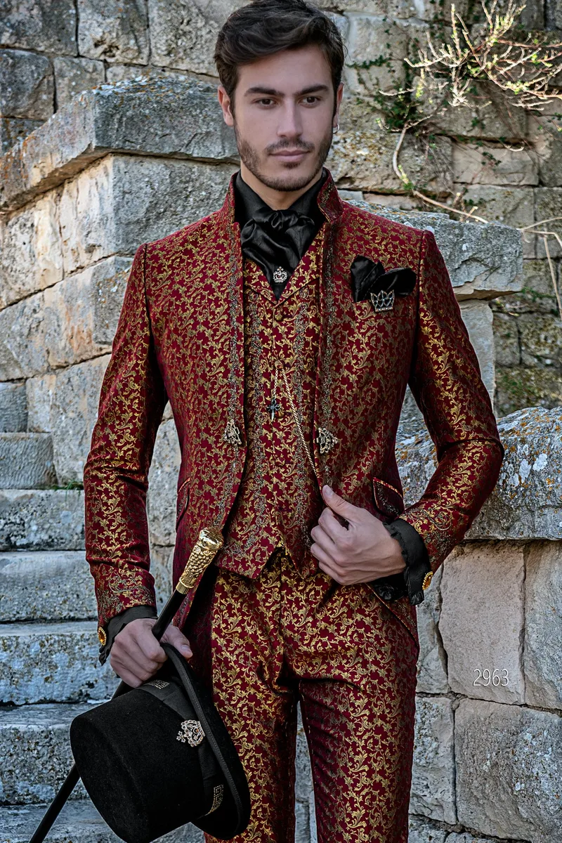 Abito completo in stile gotico damascato rosso e oro con ricamo oro e nero – pa