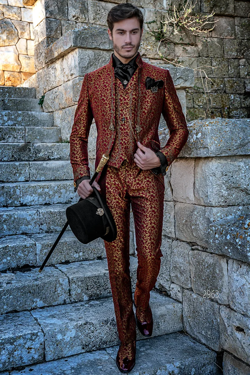 Abito completo in stile gotico damascato rosso e oro con ricamo oro e nero – fi