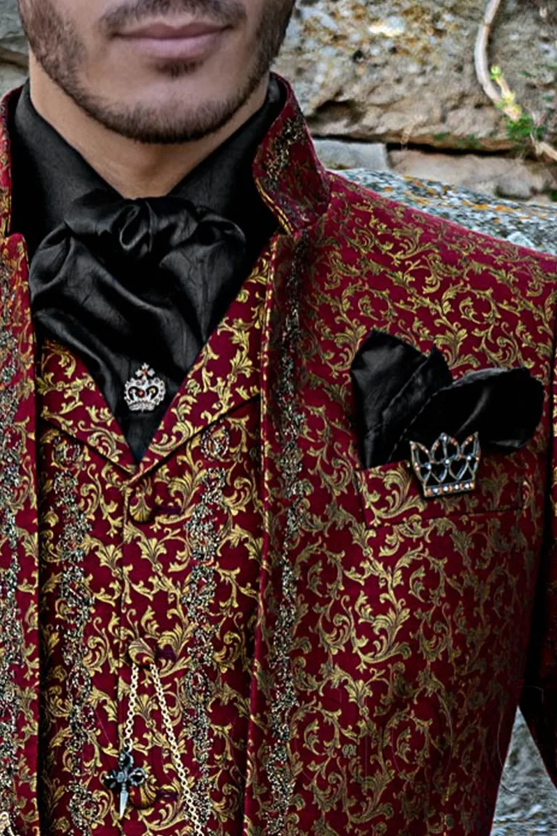 Abito completo in stile gotico damascato rosso e oro con ricamo oro e nero 3