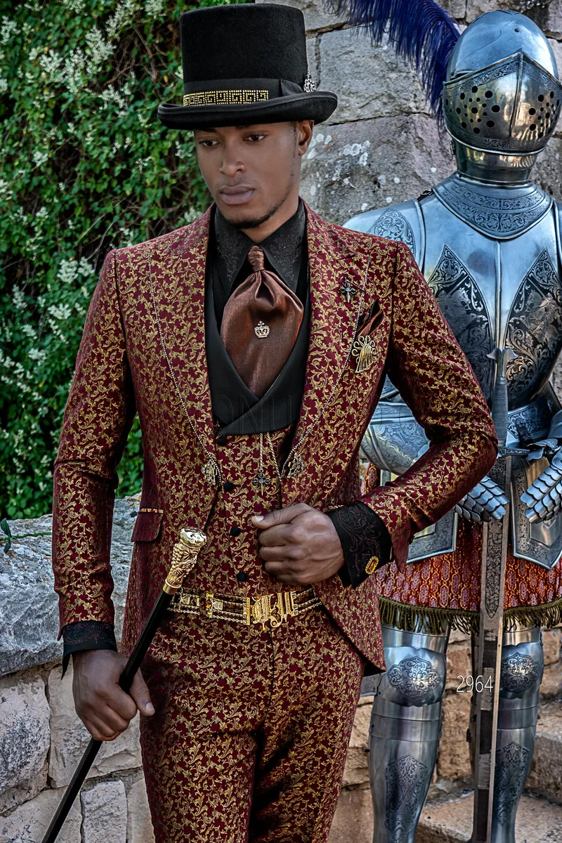 Abito in stile gotico particolare damascato rosso e oro con strass sul rever – pa