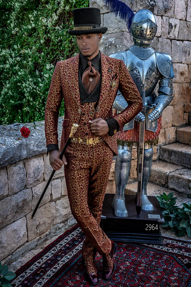 Abito in stile gotico particolare damascato rosso e oro con strass sul rever – fi