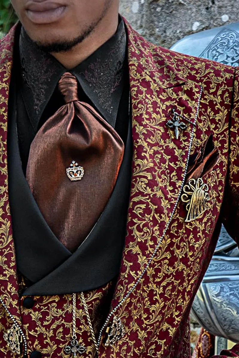 Abito in stile gotico particolare damascato rosso e oro con strass sul rever 3