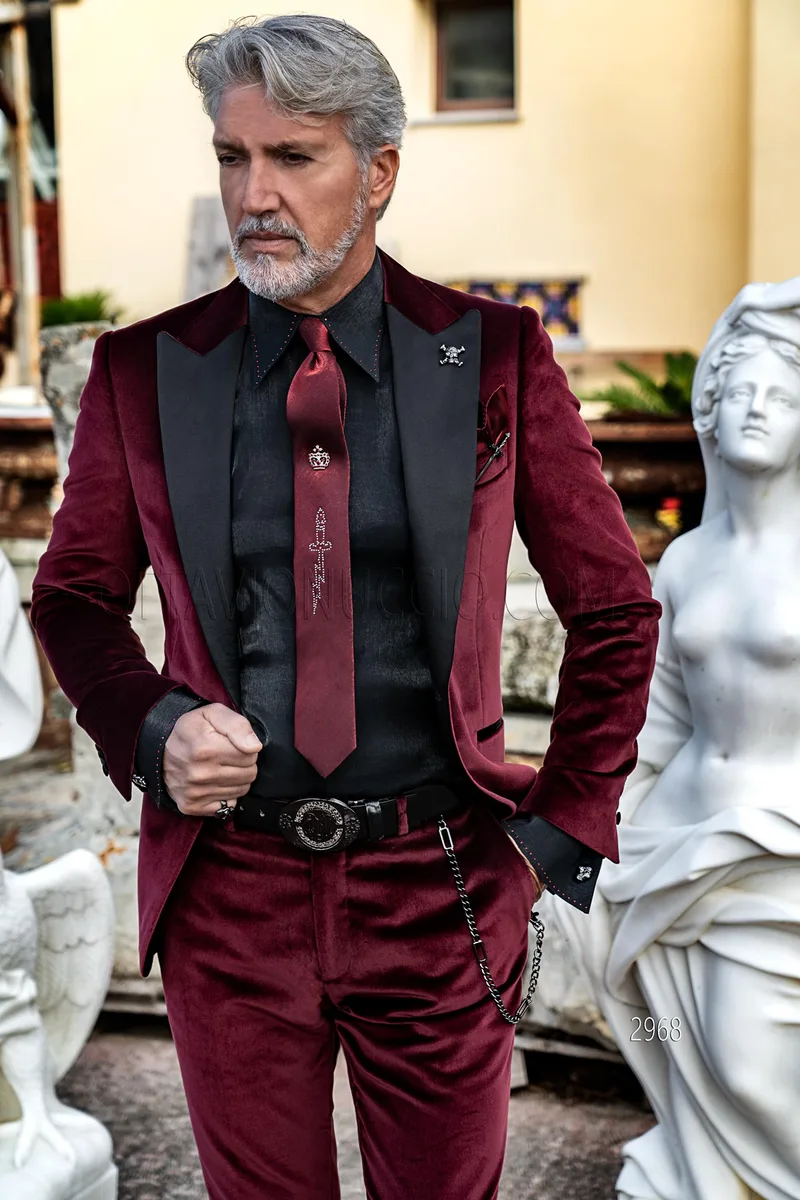 Smoking moderno da uomo velluto bordeaux con rever raso nero 1
