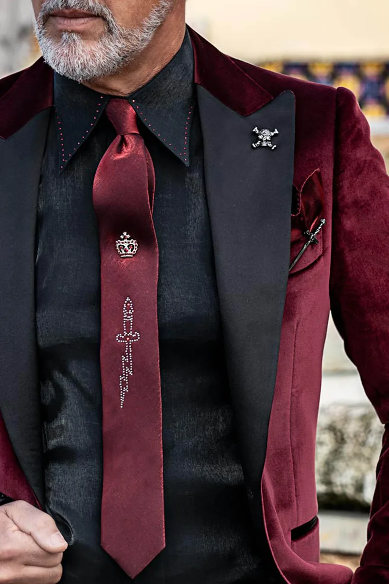 Smoking moderno da uomo velluto bordeaux con rever raso nero 2