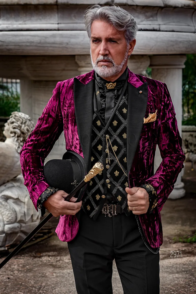 Smoking stile aristocratico in velluto stropicciato viola con pantalone nero 1
