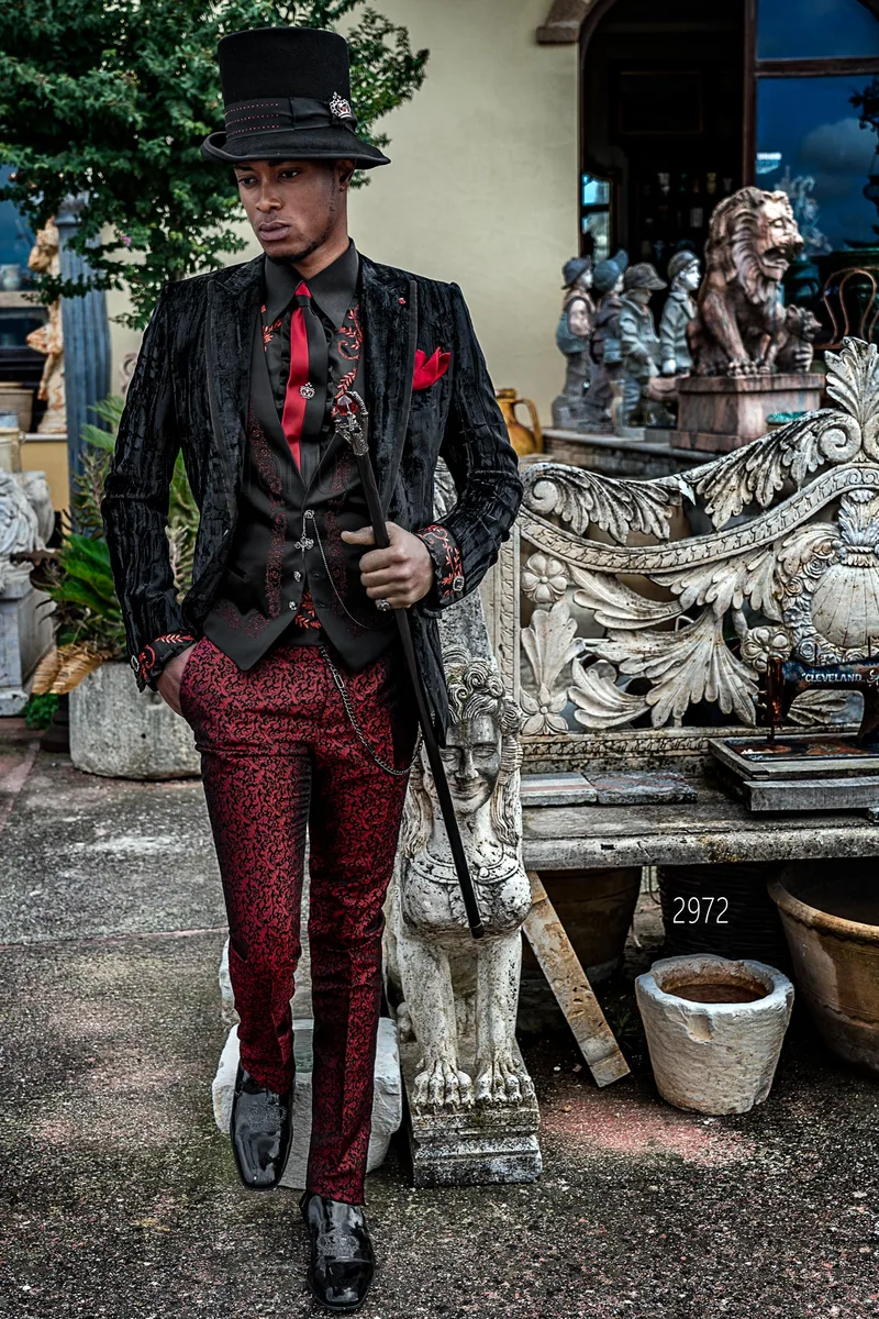 Blazer stile aristocratico velluto stropicciato nero e pantalone damascato rosso 1
