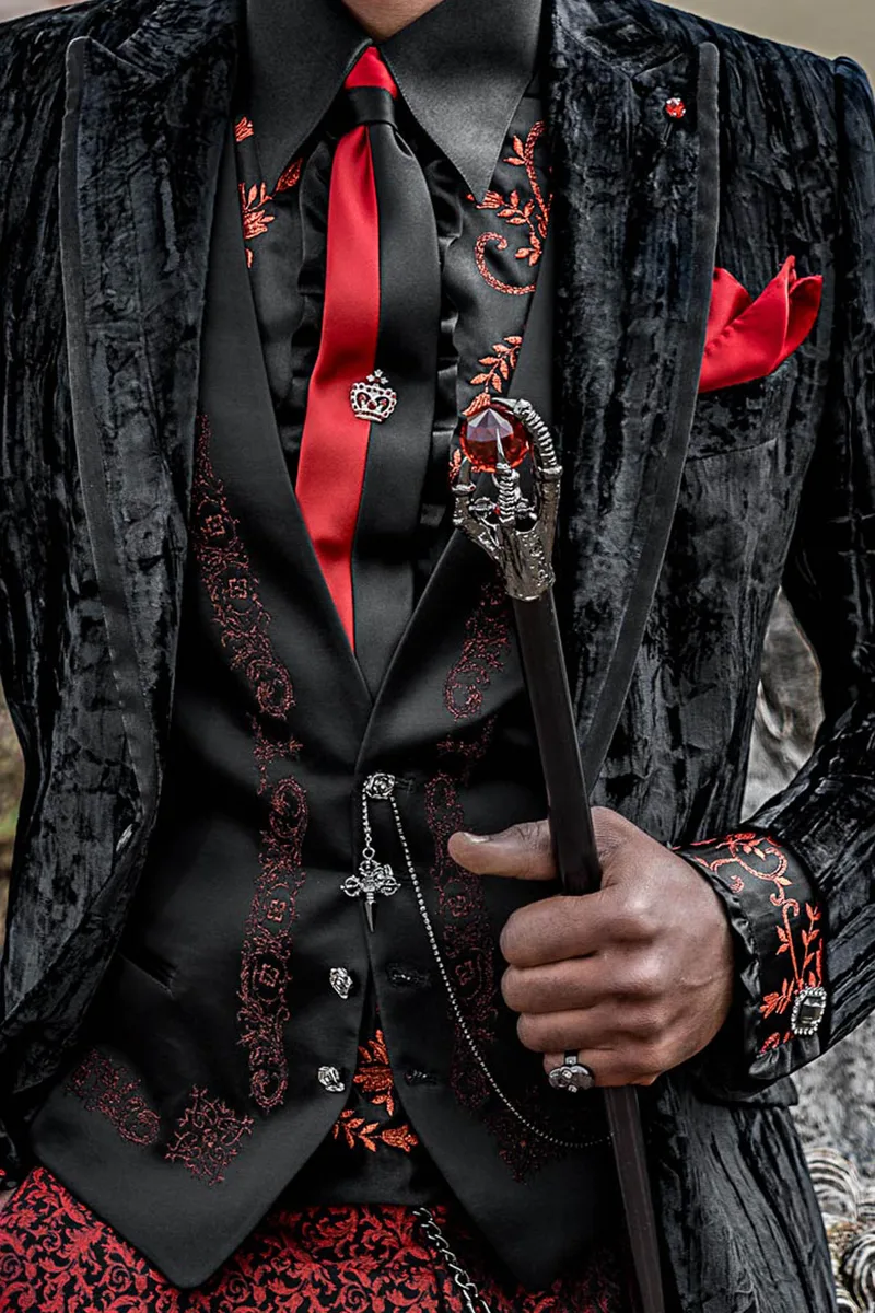 Blazer stile aristocratico velluto stropicciato nero e pantalone damascato rosso 2