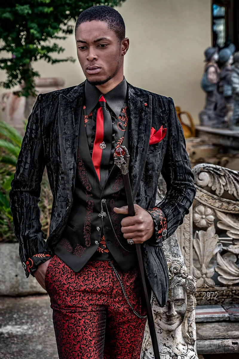 Blazer stile aristocratico velluto stropicciato nero e pantalone damascato rosso 3