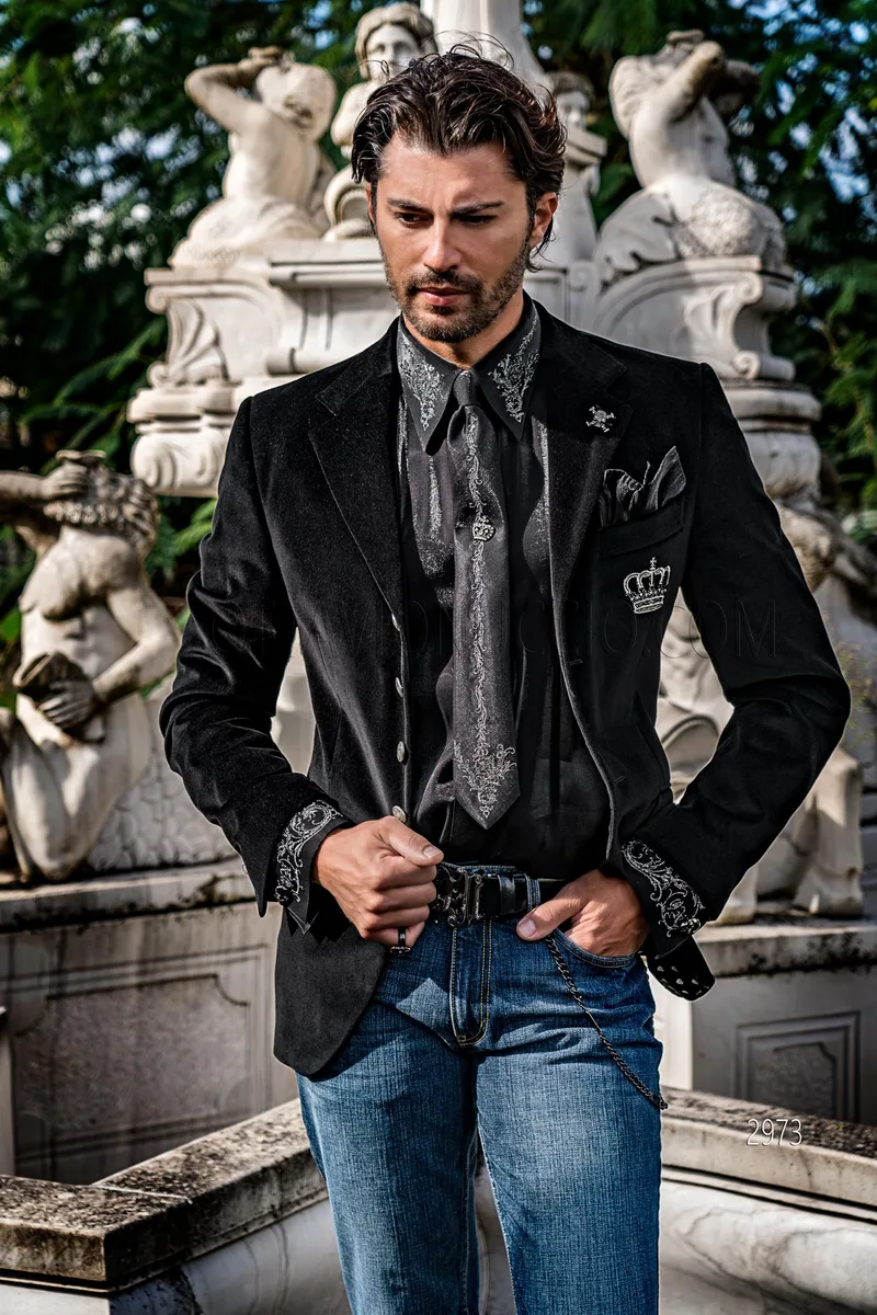 Giacca uomo elegante in velluto nero con ricamo corona argento 1