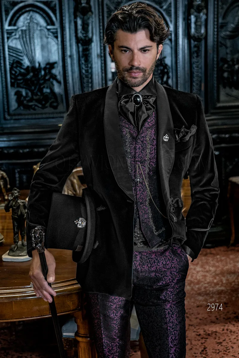 Giacca doppiopetto stile aristocratico velluto nero, gilet e pantalone viola 1