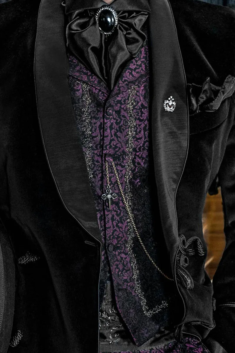 Giacca doppiopetto stile aristocratico velluto nero, gilet e pantalone viola 2