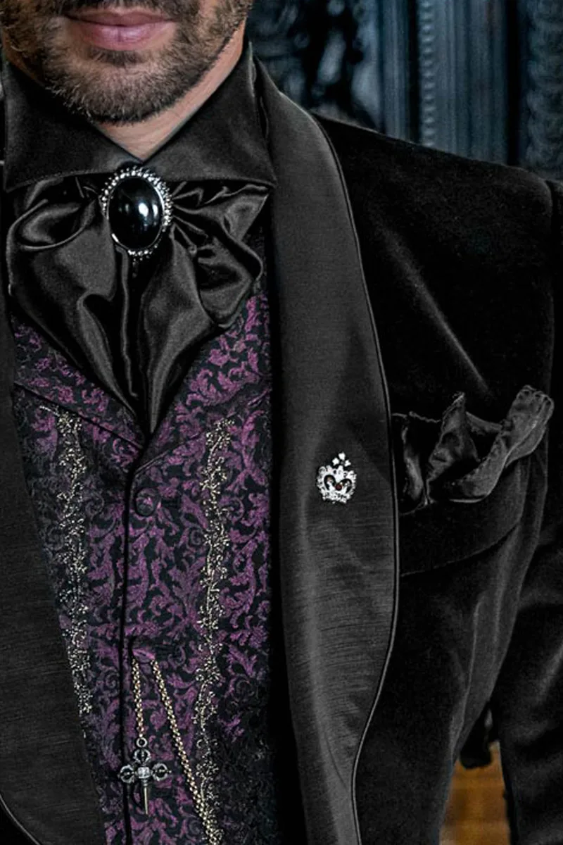 Giacca doppiopetto stile aristocratico velluto nero, gilet e pantalone viola 3