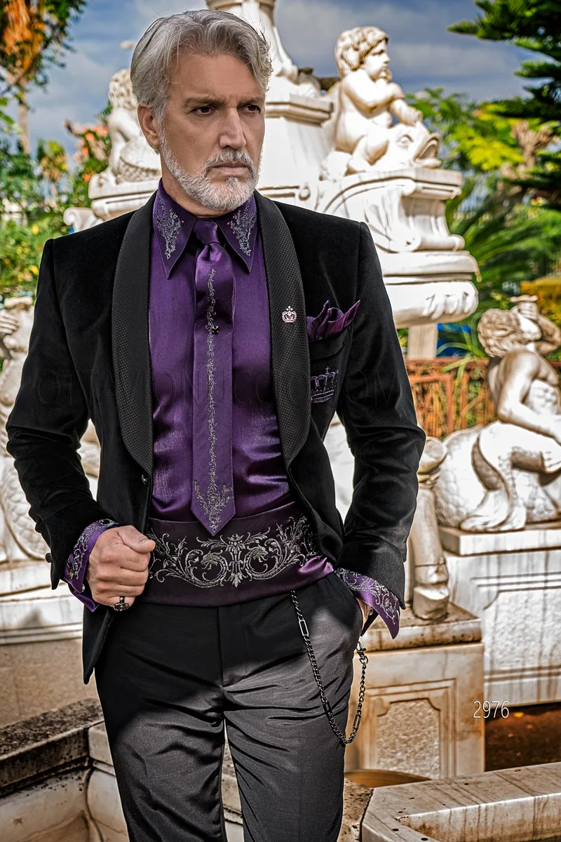 Smoking moda da uomo in velluto nero con ricamo corona viola 1