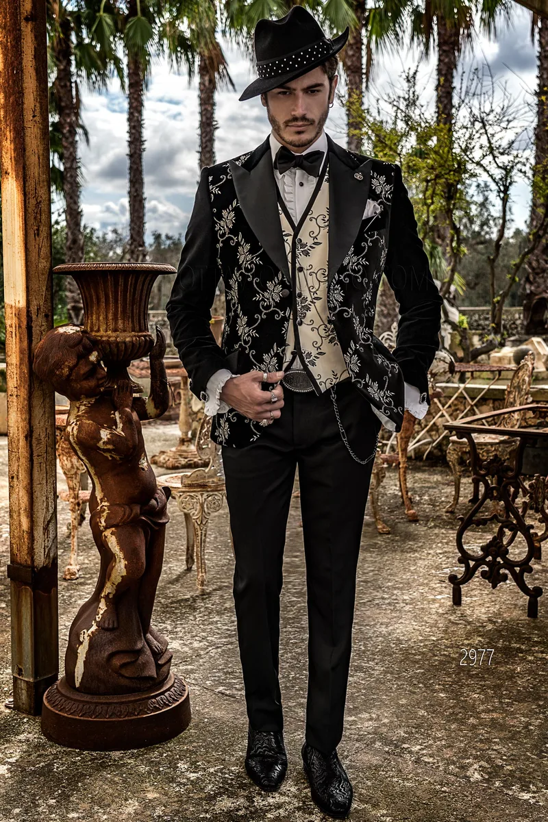 Abito particolare da uomo nero con ricamo floreale chiaro con pantalone nero – fi