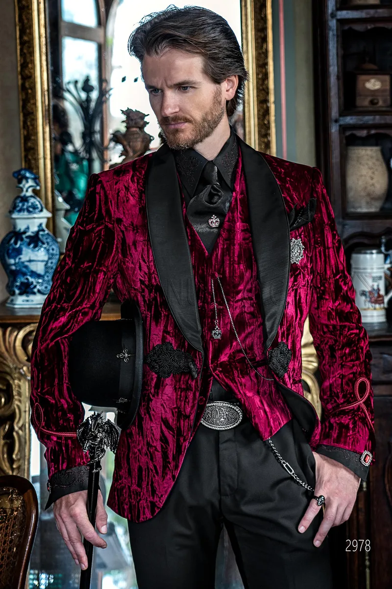 Smoking sciallato stile aristocratico in velluto rosso e pantalone nero 1