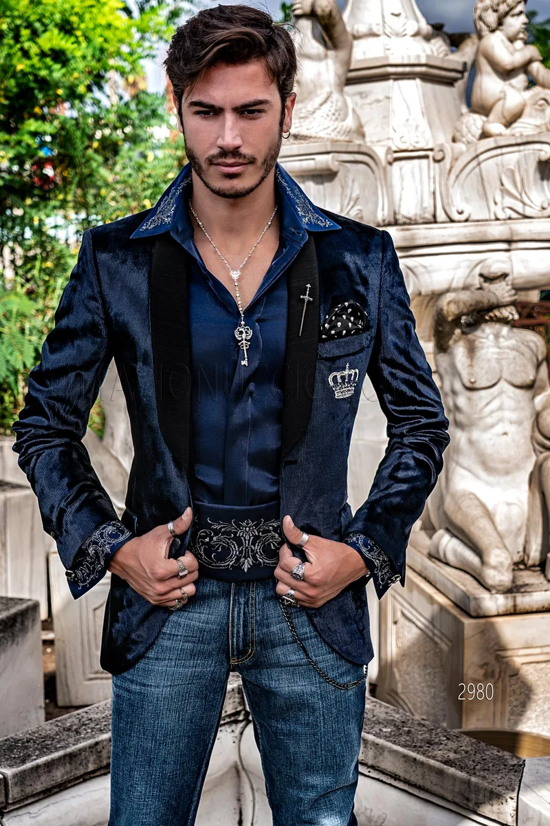 Smoking uomo in velluto blu effetto gessato con ricamo corona argento 1