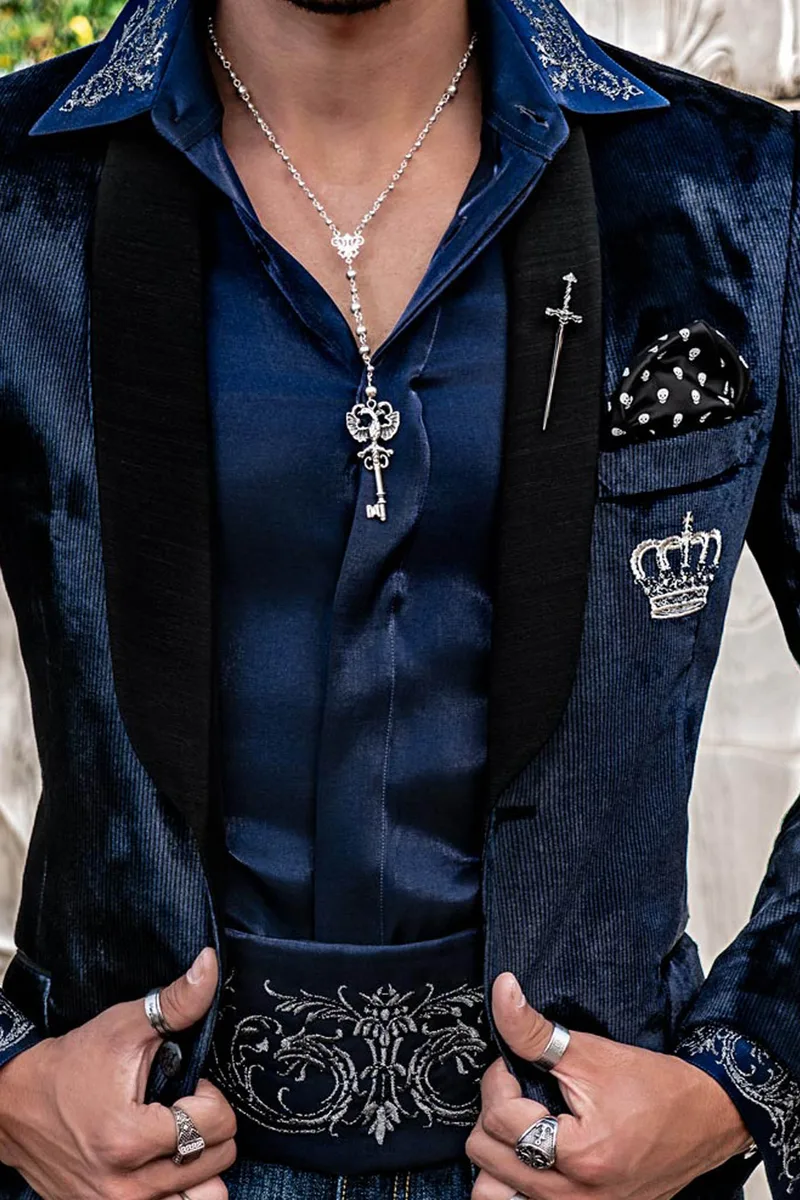 Smoking uomo in velluto blu effetto gessato con ricamo corona argento 2