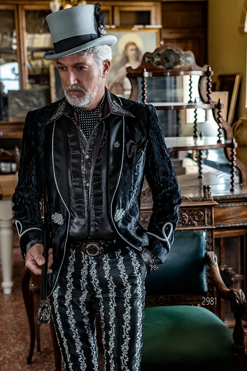 Smoking aristocratico in velluto nero e passamaneria argento, pantalone broccato 1