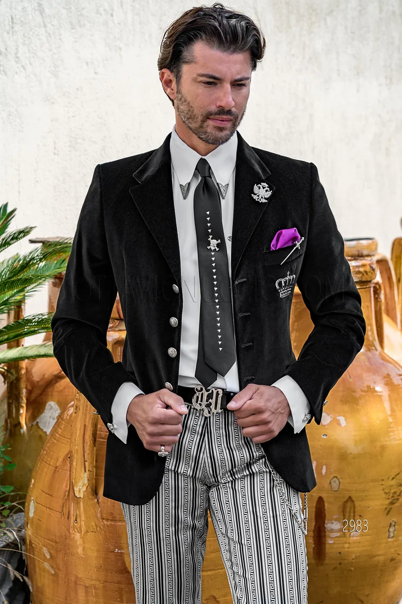 Abito uomo elegante in velluto nero ricamo corona e pantalone particolare 1