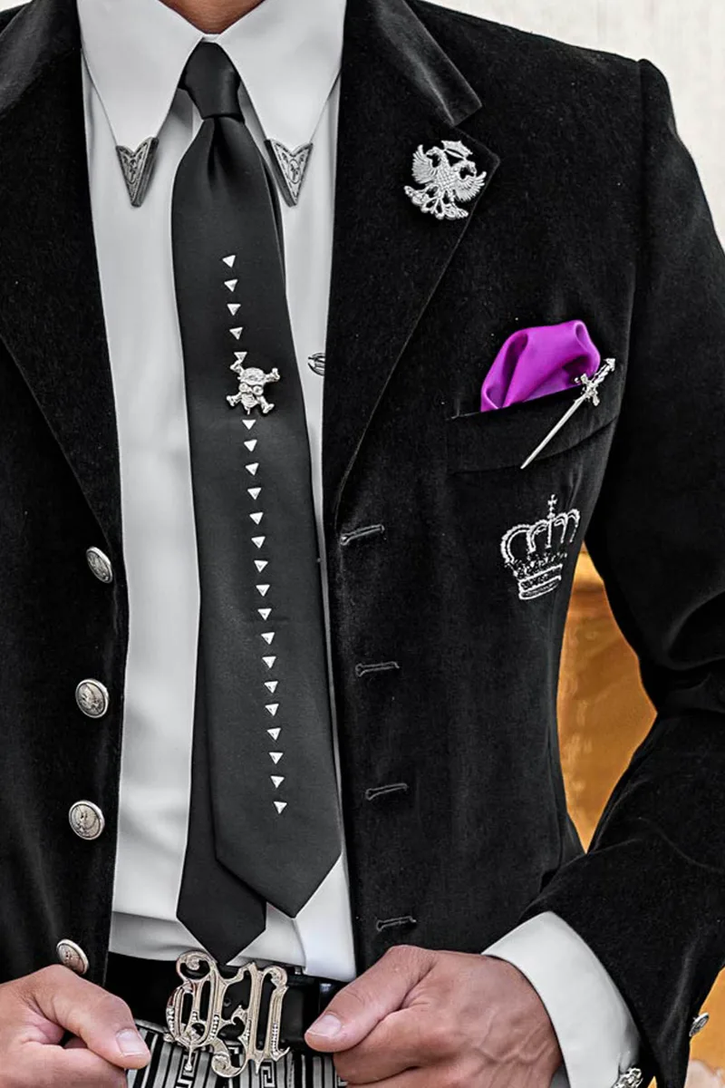 Abito uomo elegante in velluto nero ricamo corona e pantalone particolare 2