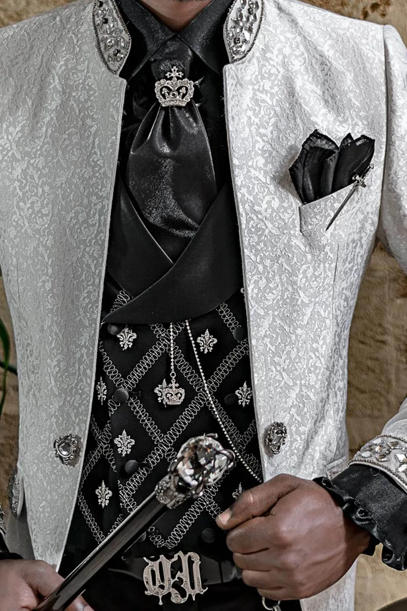 Giacca coreana elegante stile gotico damascato bianco con pantalone nero 2