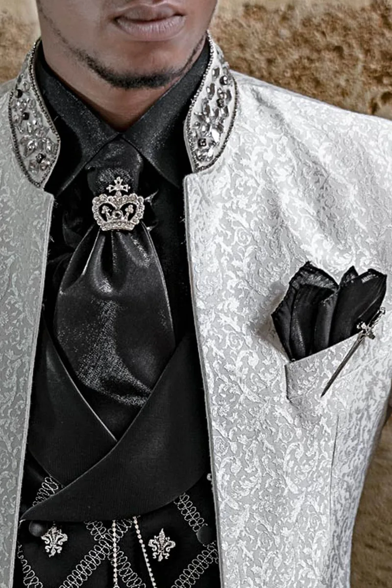 Giacca coreana elegante stile gotico damascato bianco con pantalone nero 3