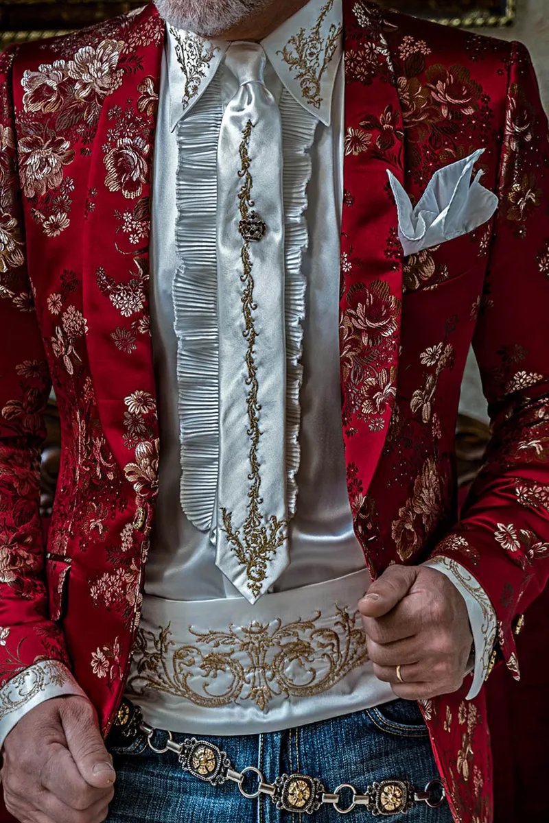 Giacca cerimonia uomo smoking in jacquard rosso con disegni floreali 2