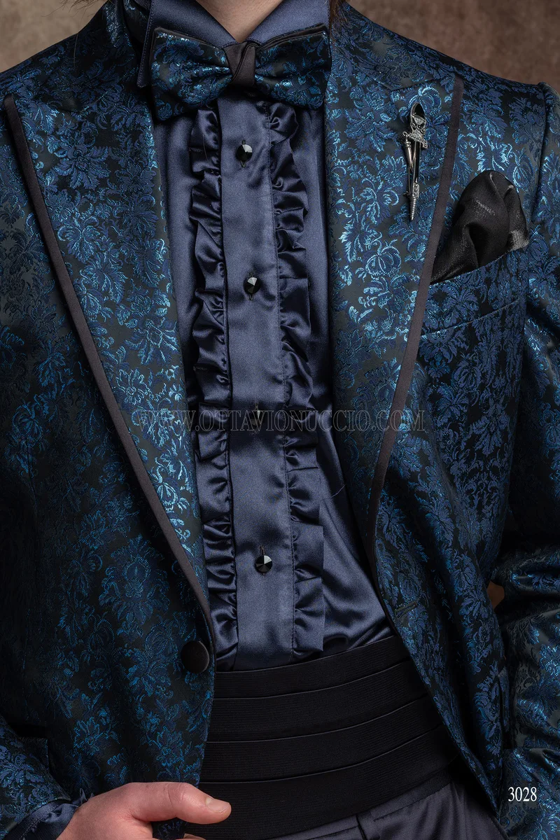 Abito moda gotica con giacca damascata blu lamè e profilo nero 3