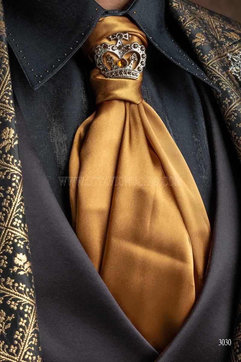 Giacca in stile gotico damascata oro nero, pantalone nero 4
