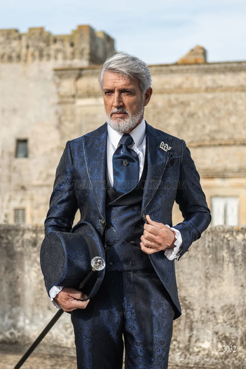 Abito sposo redingote damascato blu con strass sul profilo rever 2