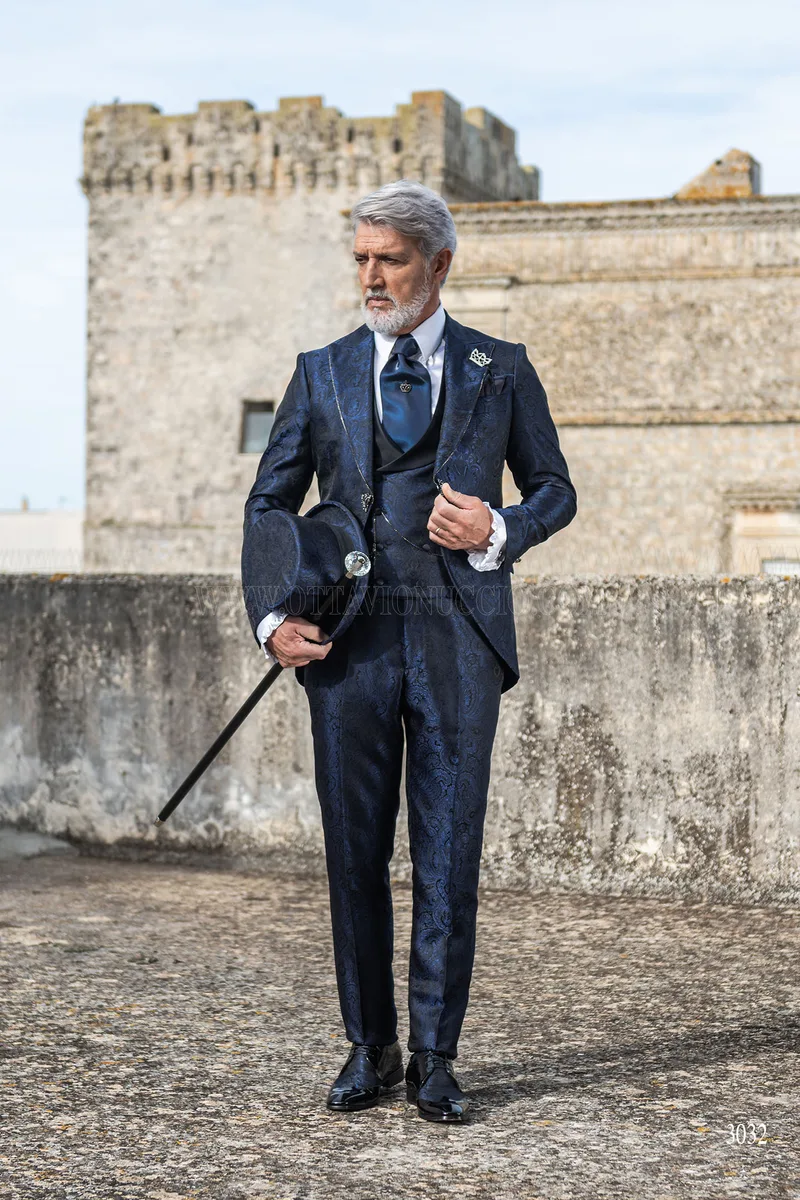 Abito sposo redingote damascato blu con strass sul profilo rever 3