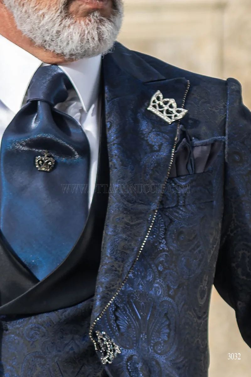 Abito sposo redingote damascato blu con strass sul profilo rever 4