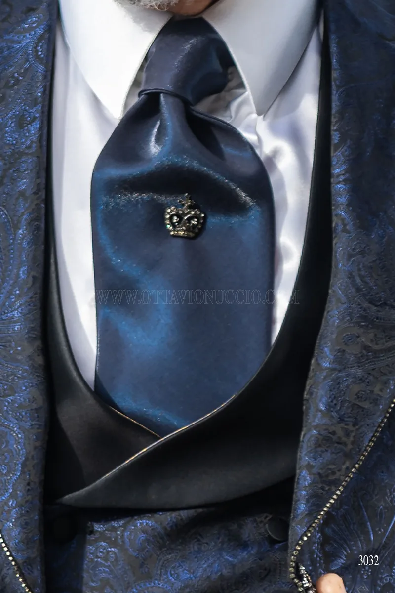 Abito sposo redingote damascato blu con strass sul profilo rever 5
