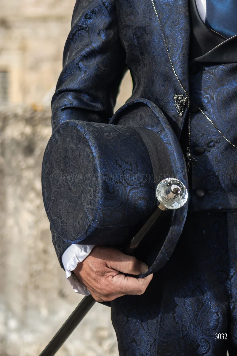 Abito sposo redingote damascato blu con strass sul profilo rever 6